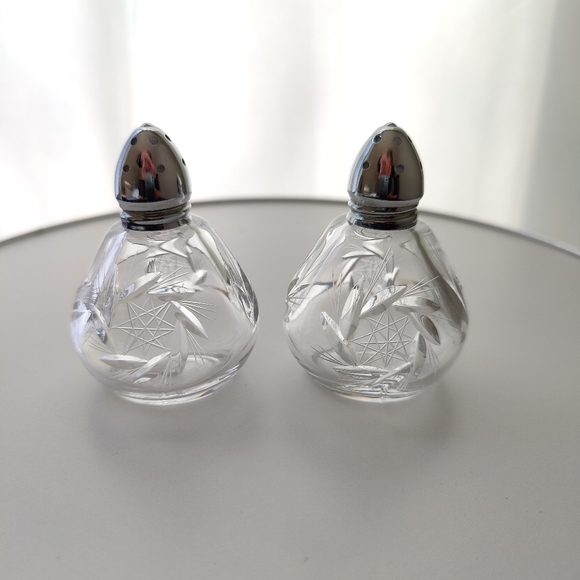 Vintage crystal Pinwheel salt and pepper shakers 🧂| made in western Germany - Picture 11 of 16